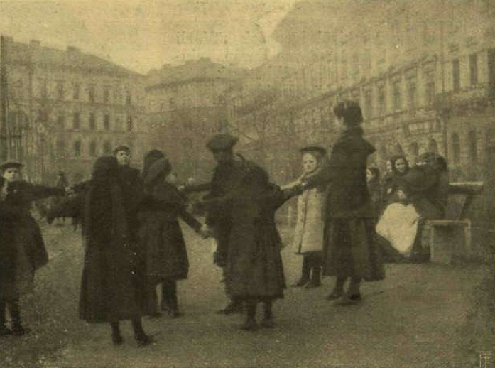 Játszó gyermekek egy sétatéren - 1905