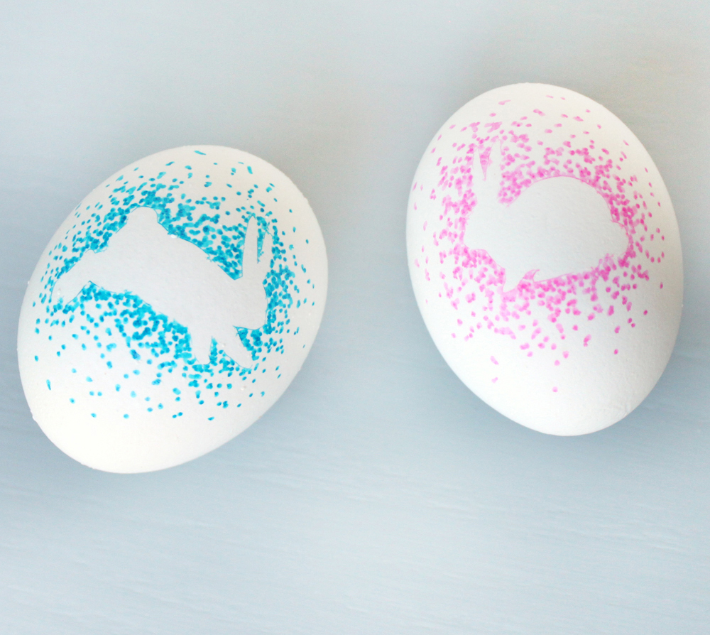 filctoll pöttyök a felragasztott majd leszedett minta körül - különleges húsvéti tojások